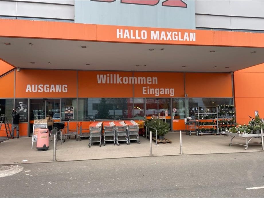 Außenbeschilderung und Leitsystem an einer Marktfassade