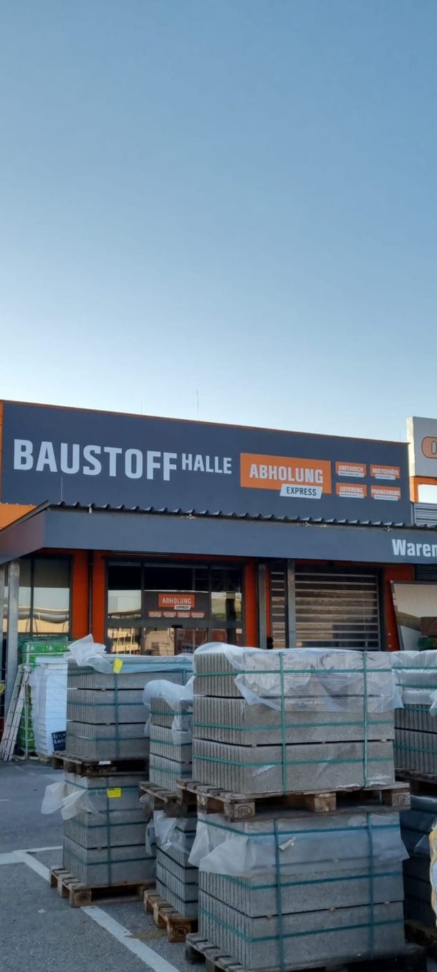 Industrie-Beschilderung an einer Baustoffhalle