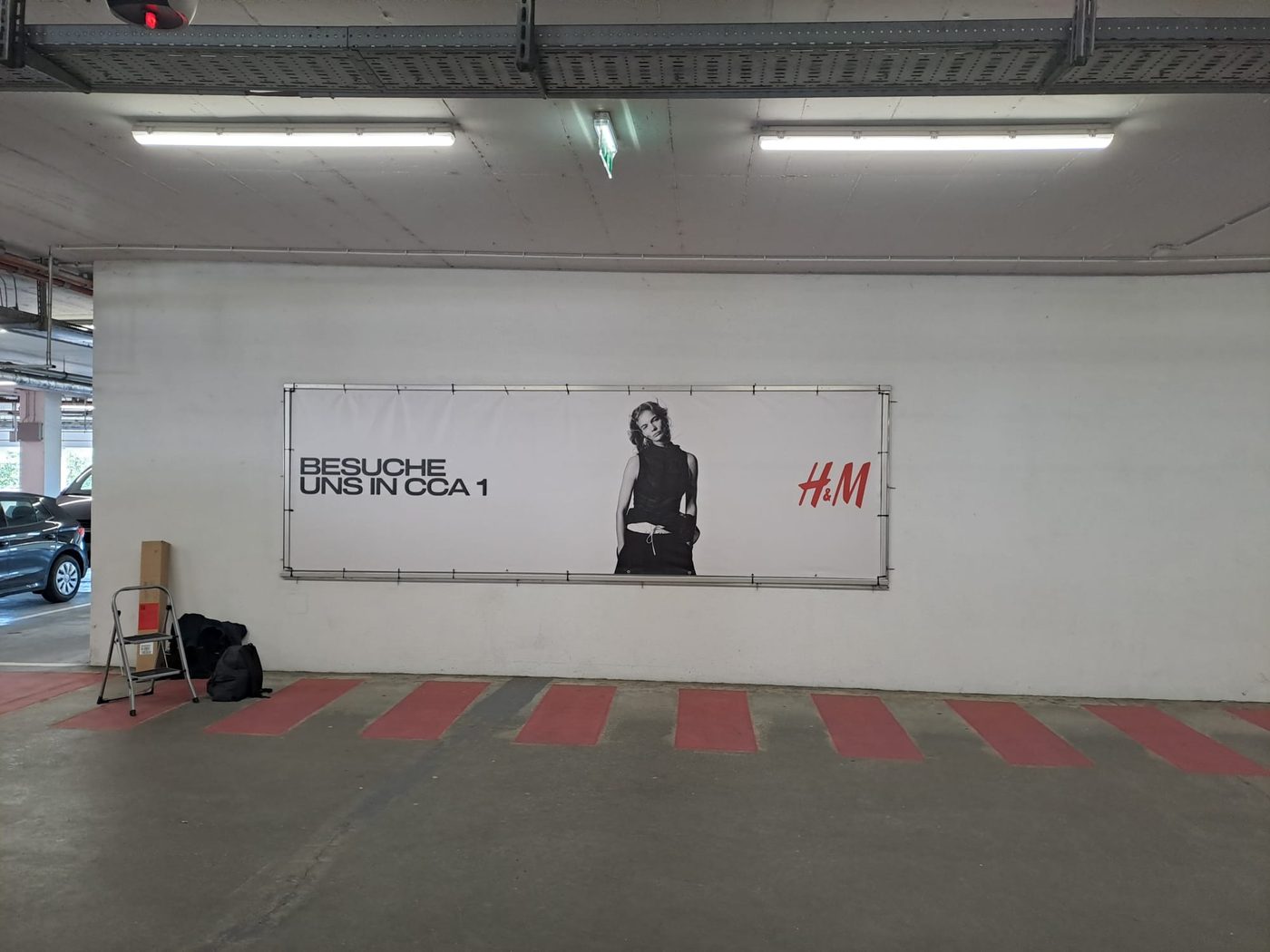 Großformatiges Werbebanner im Innenbereich eines Geschäfts