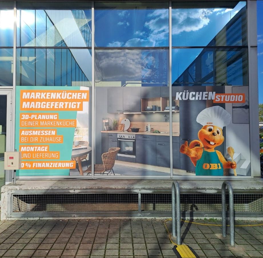 Großflächige Schaufensterbeschriftung eines Küchenstudios