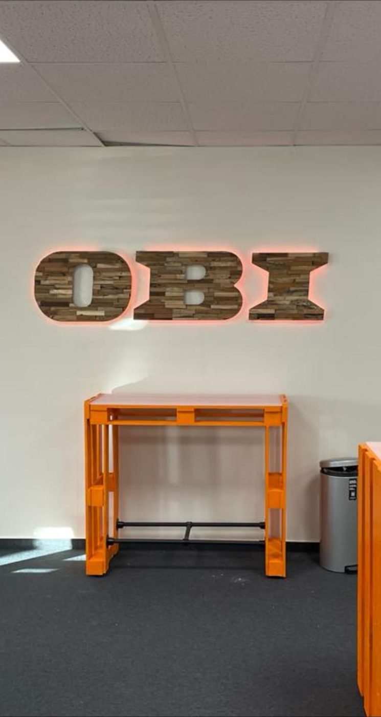 Montierte dreidimensionale Logo-Buchstaben an einer Wand