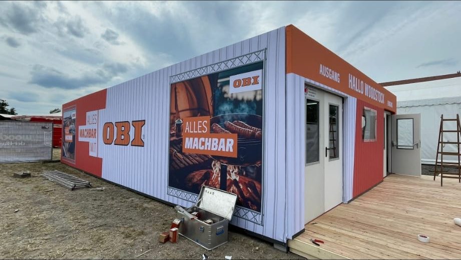 Beschrifteter Container im Außenbereich