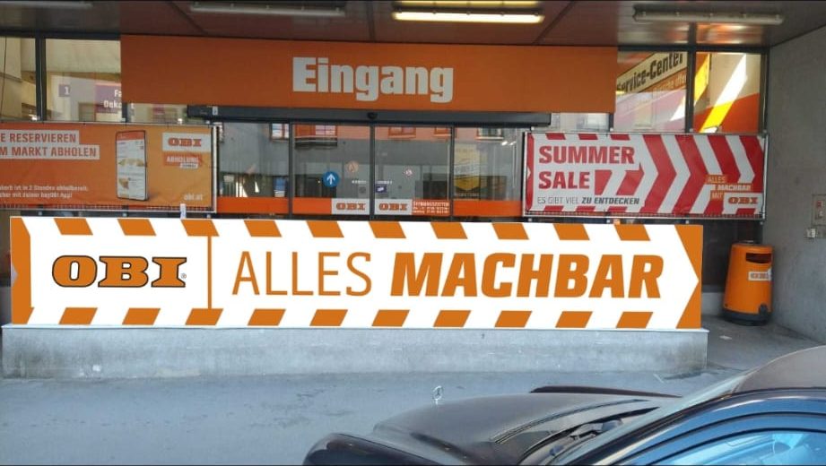 Beschriftetes Eingangsportal eines Marktes