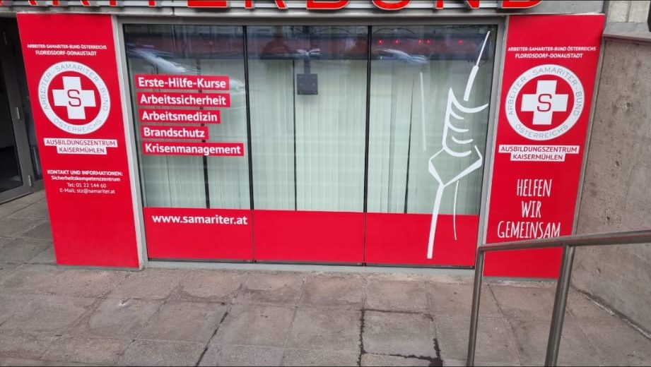 Großflächige Werbebanner an einer Glasfassade