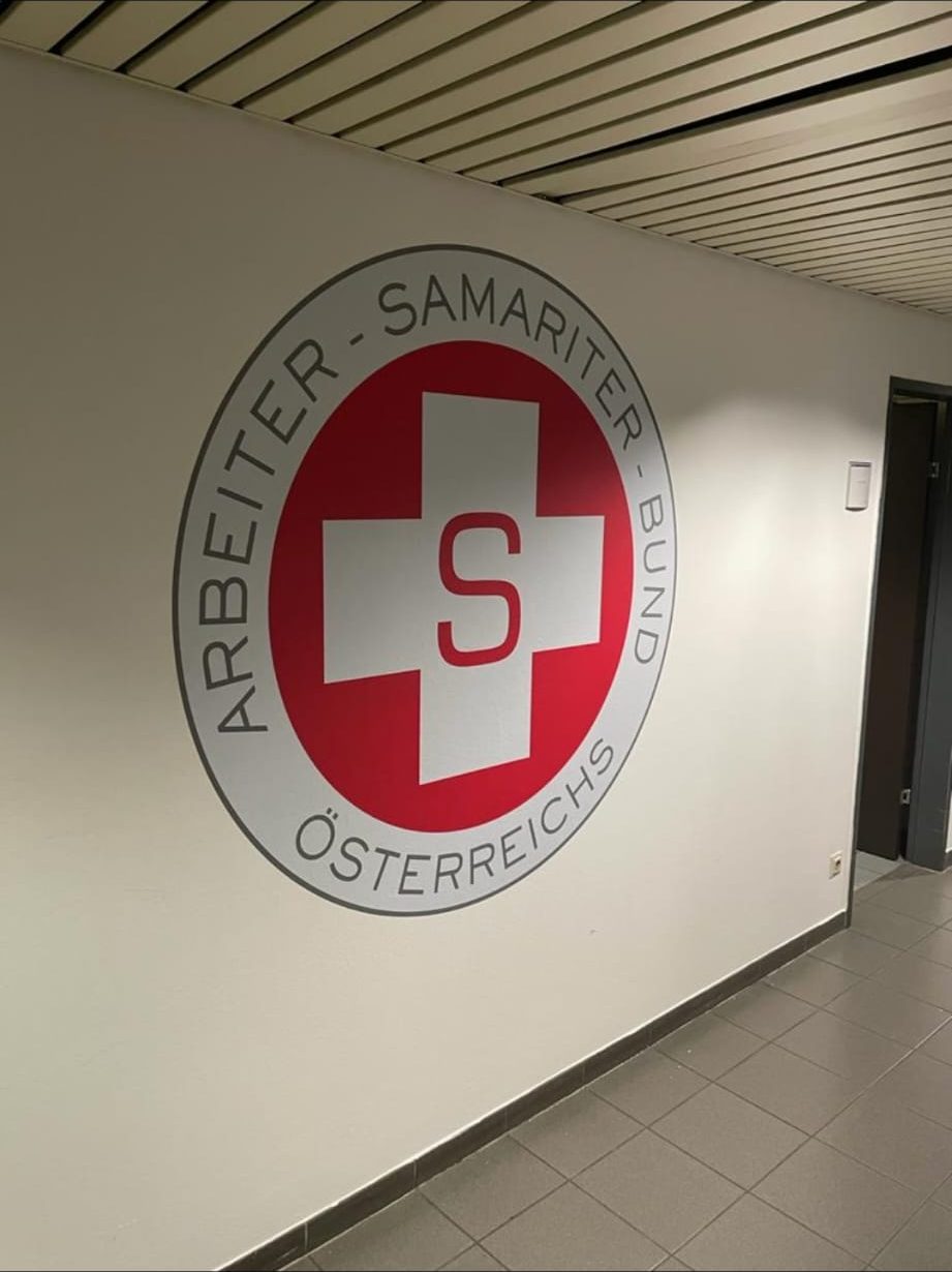 An eine Wand gestaltetes Firmenlogo