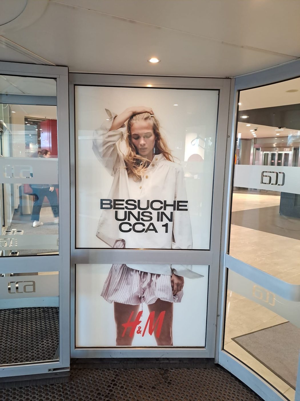 Gestaltetes Schaufenster eines Modegeschäfts